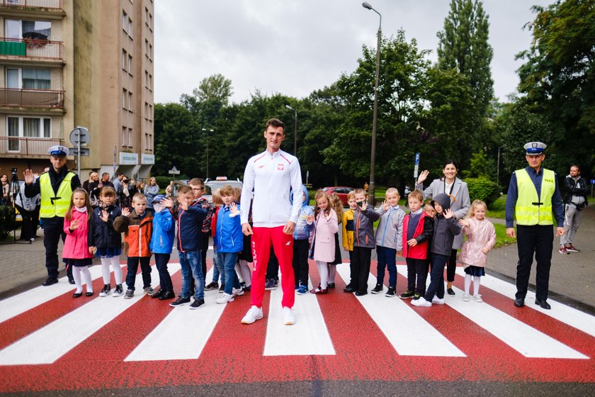 Mistrz Dawid Tomala uczył dzieci bezpieczeństwa na drodze