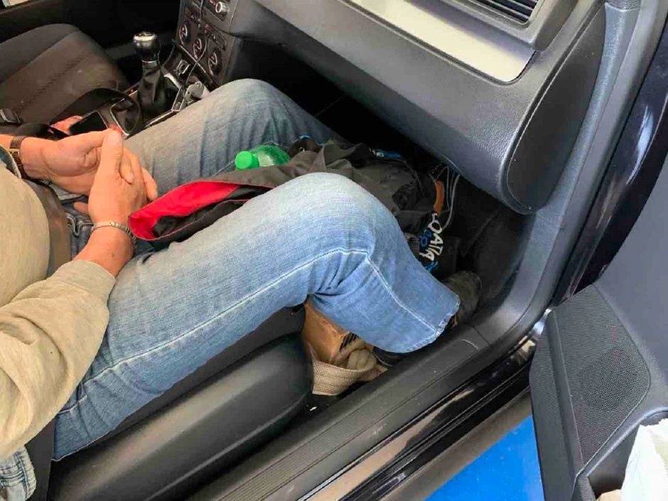 Papagaji u torbi kod suvozacevih nogu Carina