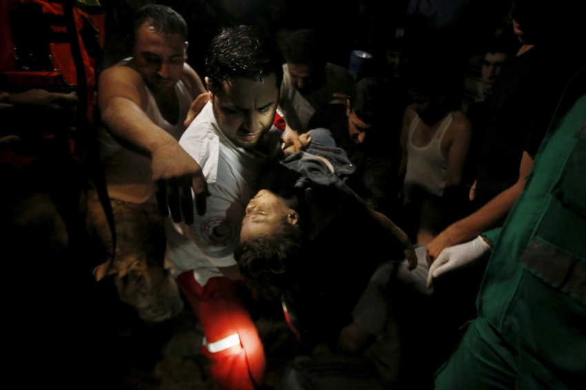 Spašavanje dece koja su povređena u vazdušnom napadu