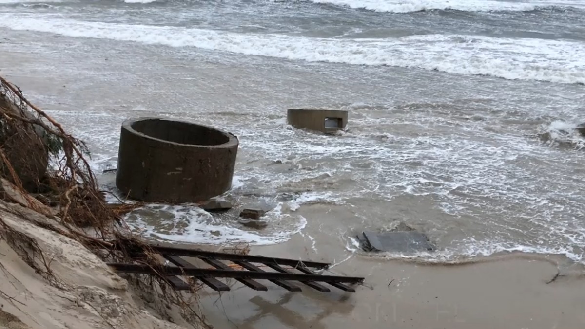 Hel. Woda podtapia plaże i niszczy drzewa