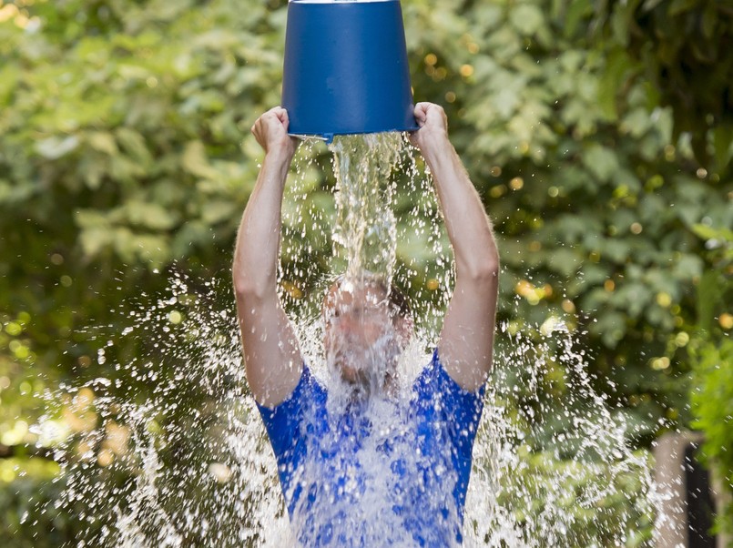 Aby budować świadomość społeczną dotyczącą stwardnienia zanikowego bocznego powstała akcja Ice Bucket Challenge. Polega na tym, że jej uczestnik wylewa sobie na głowę zimną wodę oraz wpłaca pieniądze na konto organizacji działających na rzecz chorych na ALS (m.in. opracowujących kuracje neurologiczne). Wskazuje także trzy kolejne osoby, które powinny wziąć udział w akcji w czasie 24 godzin od nominacji