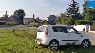 Pijany nie zatrzymał się do kontroli drogowej. Ucieczkę zakończył na betonowych donicach