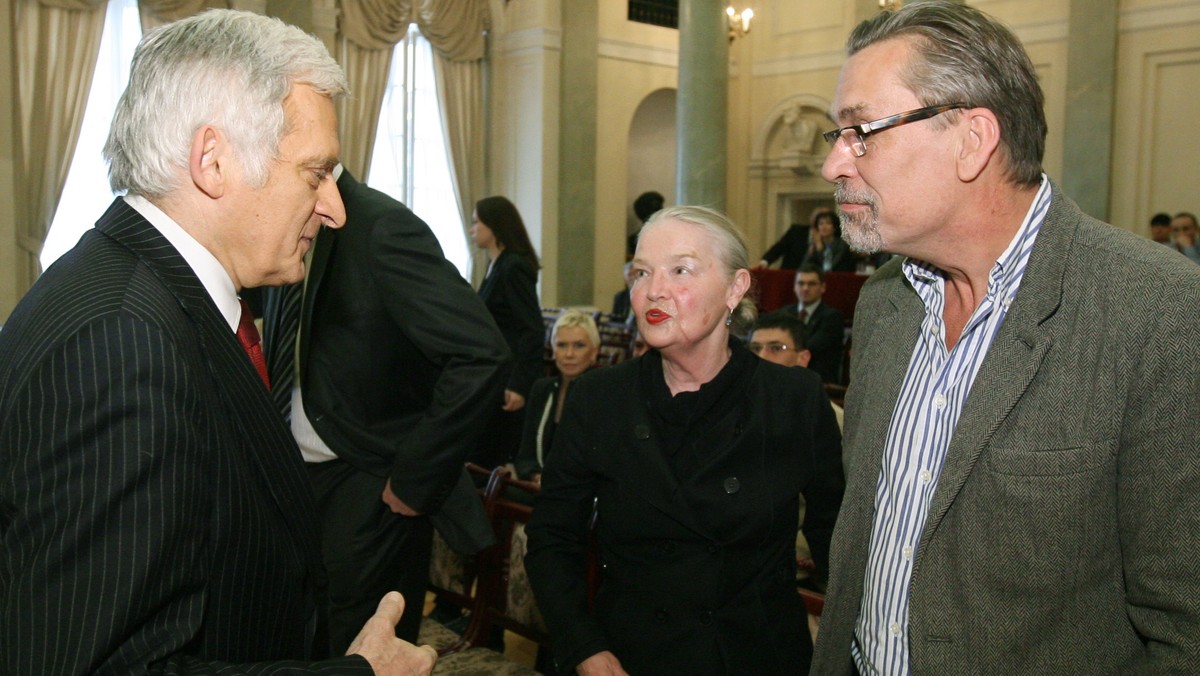 Jaką decyzję ws. Chlebowskiego i Drzewieckiego powinien podjąć Tusk, czy prezydent robi dobrze lecąc do Moskwy, dlaczego premier kłamie, kim stanie się Bielecki, czego przestraszył się Rokita, jakie problemy stoją przed tym rządem, dlaczego bracia Kaczyńscy nie nazywają Gilowskiej "siostrą" i kto mógł przekonać Tuska do  niekandydowania w wyborach prezydenckich, w pierwszej części specjalnego wywiadu dla Onetu.pl opowiada prof. Jadwiga Staniszkis.