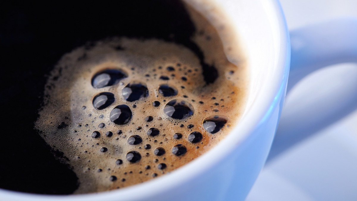 Picie ponad czterech filiżanek kawy dziennie zwiększa ryzyko przedwczesnej śmierci o ok. 50 proc. – alarmują naukowcy z University of South Carolina. Co ciekawe, zależność ta dotyczy kobiet i mężczyzn przed 55. rokiem życia. Raport na temat zdrowotnych skutków nadużywania kofeiny opublikowano w czasopiśmie "Mayo Clinic Proceedings".