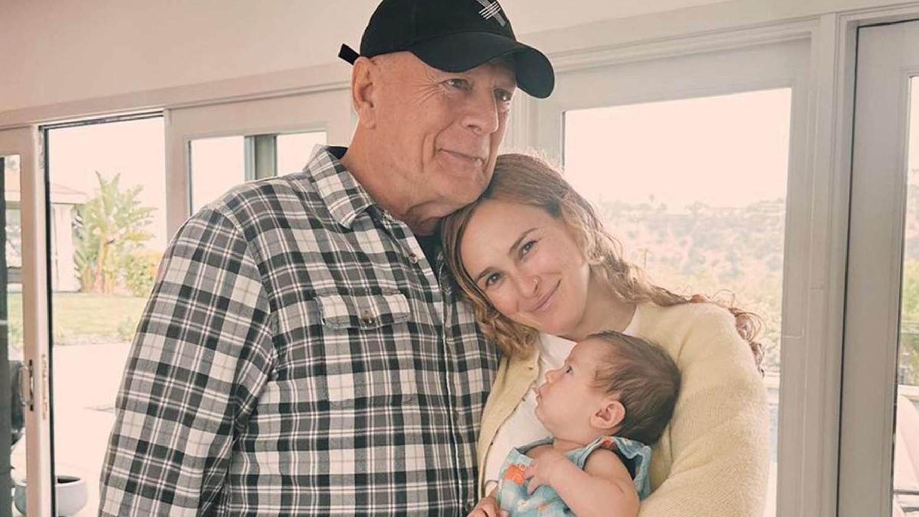 Rumer Willis so svojim otcom Bruceom a dcérkou Louettou v roku 2023. 