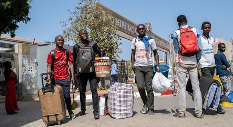 Des étudiants de l'université Cheikh Anta Diop partent en vacances à la fermeture du campus social.