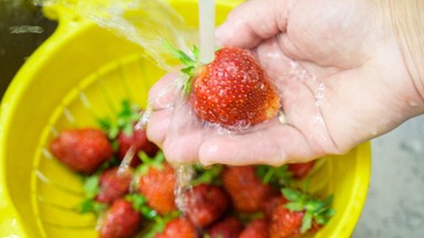 Jaką wodą powinno się myć truskawki? Temperatura ma znaczenie