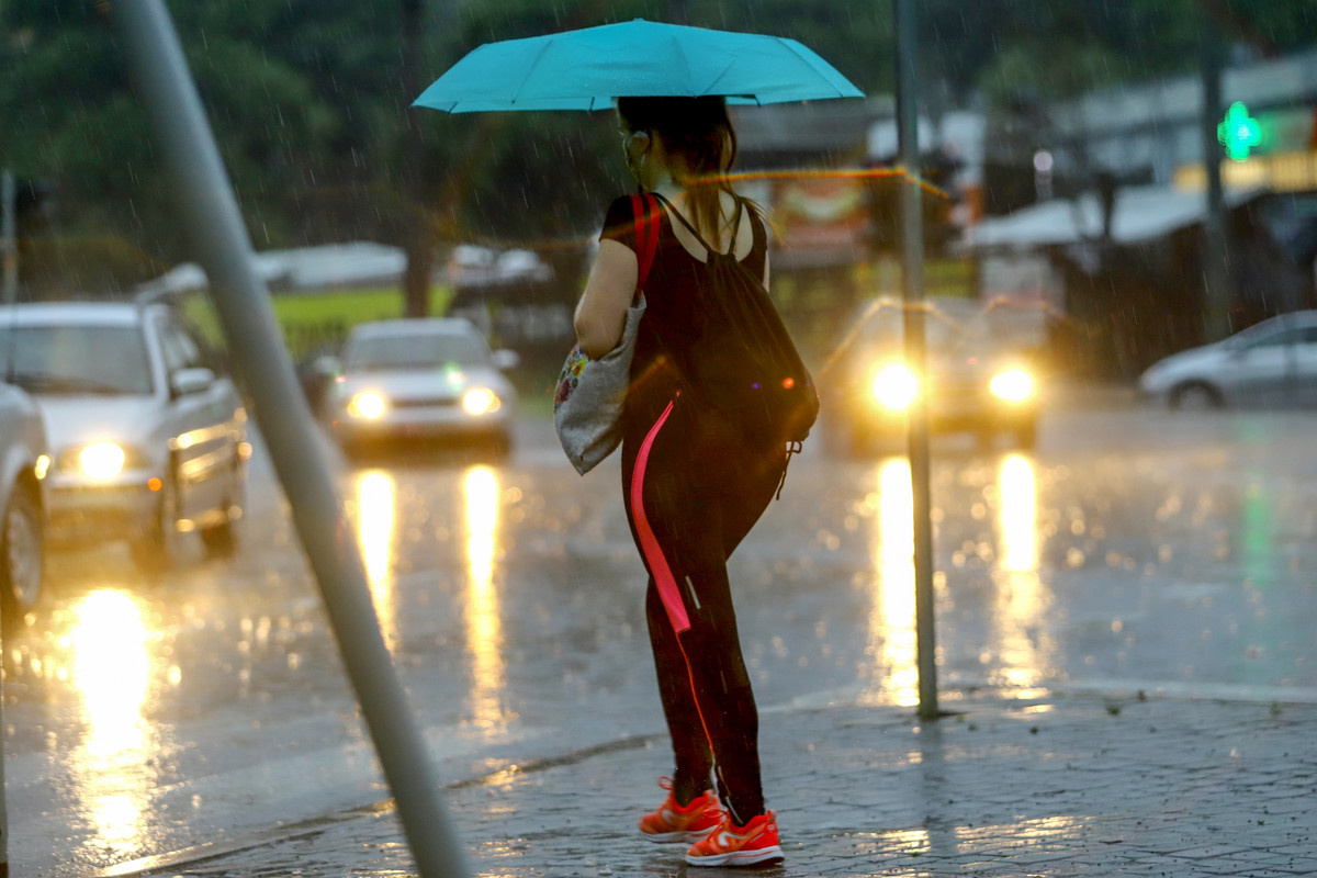Silne burze i ulewne deszcze w siedmiu województwach. IMGW wydało nowe ostrzeżenia