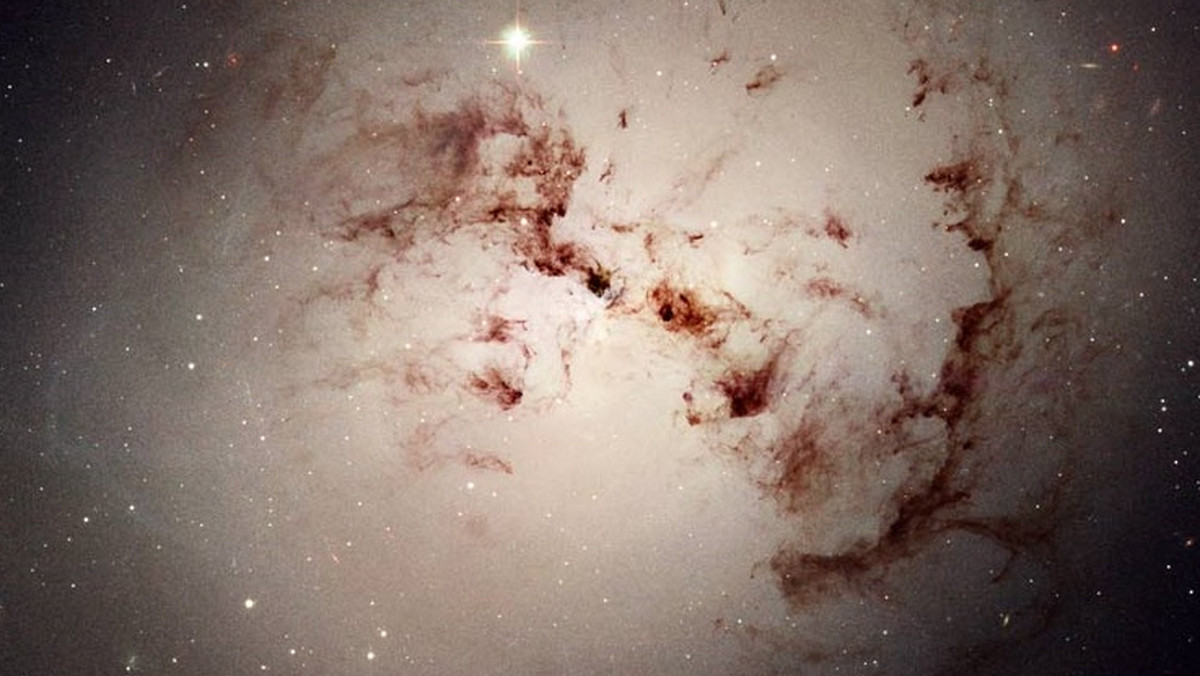 Z opublikowanych niedawno przez NASA zdjęciach wykonanych przez Kosmiczny Teleskop Hubble'a wyłania się twarz brodatego mężczyzny. Zdjęcia odległej galaktyki NGC 1316, która znajduje się 75 milionów lat świetlnych od Ziemi, zostały okrzyknięte twarzą Boga - donosi dailymail.co.uk.