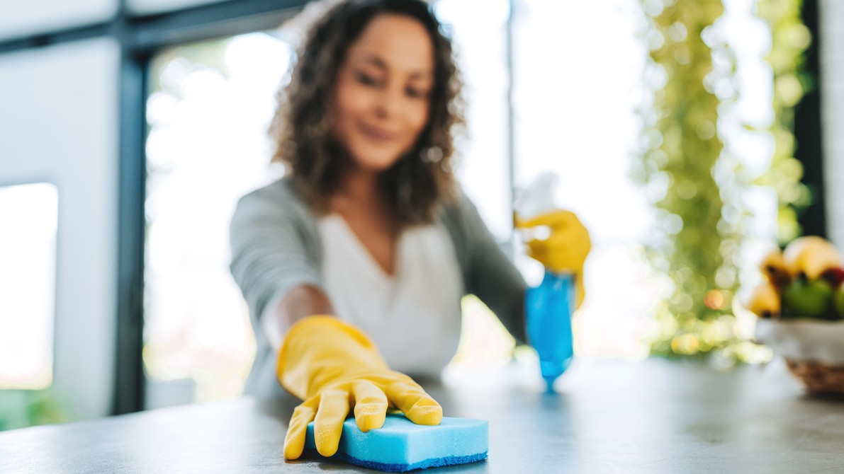 Pri upratovaní je potrebné dodržiavať bezpečnostné opatrenia. (ilustračné foto)