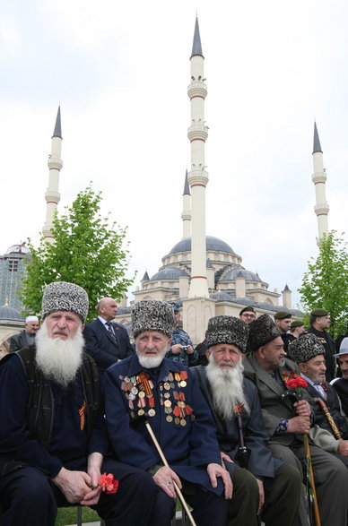 Czeczeńscy weterani II wojny światowej podczas obchodów Dnia Zwycięstwa w Groznym, maj 2011 r.