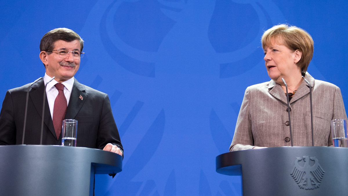 Kanclerz Niemiec Angela Merkel powiedziała po spotkaniu z premierem Turcji Ahmetem Davutoglu w Berlinie, że islam należy do Niemiec. Szef tureckiego rządu odrzucił oskarżenia o przepuszczanie dżihadystów udających się do Syrii.