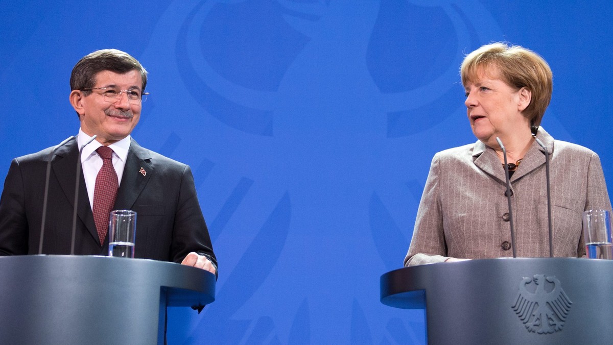 Kanclerz Niemiec Angela Merkel powiedziała po spotkaniu z premierem Turcji Ahmetem Davutoglu w Berlinie, że islam należy do Niemiec. Szef tureckiego rządu odrzucił oskarżenia o przepuszczanie dżihadystów udających się do Syrii.