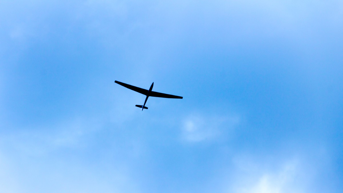 W weekend w Giżycku odbędzie się Mazury Air Show. Zarówno mieszkańcy, jak i amatorzy lotnictwa muszą liczyć się z utrudnieniami i zmianami w ruchu. Policjanci radzą, co robić, by zamiast podziwiać powietrzne akrobacje, nie tkwić w drogowym korku.