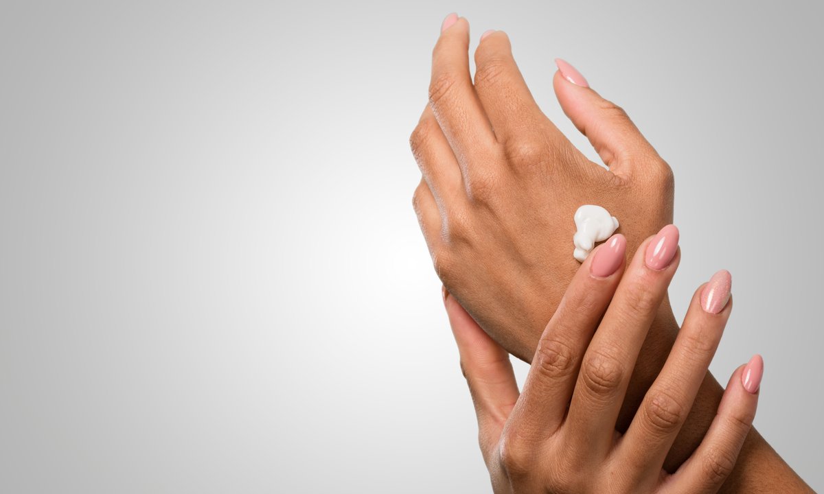 Kosztuje 4 zł, uratuje ekstremalnie zniszczone dłonie. Działa jak "niewidzialna ochronna rękawiczka"