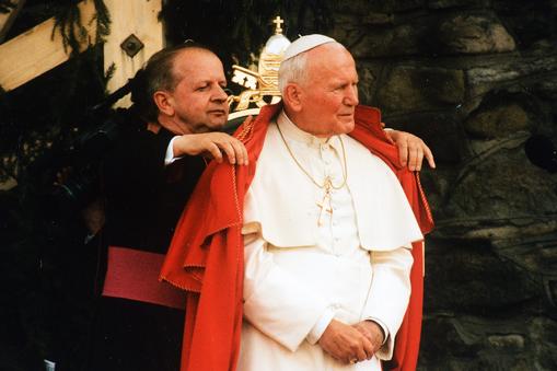 Jan Paweł II i ks. Stanisław Dziwisz w czasie papieskiej wizyty w Polsce w 1995 r.