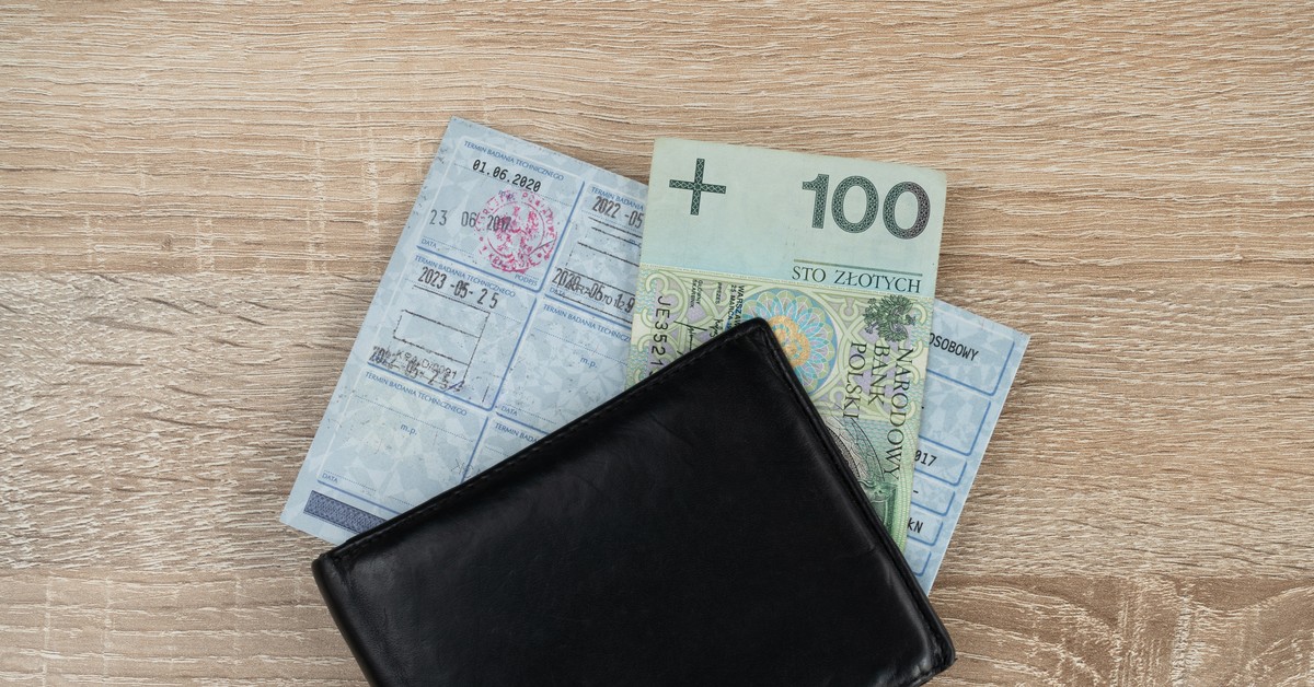 Mieli brać łapówki za rejestrację aut. Siedmioro urzędników z Wrocławia zatrzymanych