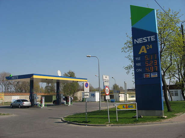 Stacja benzynowa Neste A24 w Gdyni Chyloni przy ulicy Chylońskiej, autor: Leinad; źródło Wikimedia Commons, licencja Creative Commons (CC BY-SA 3.0)