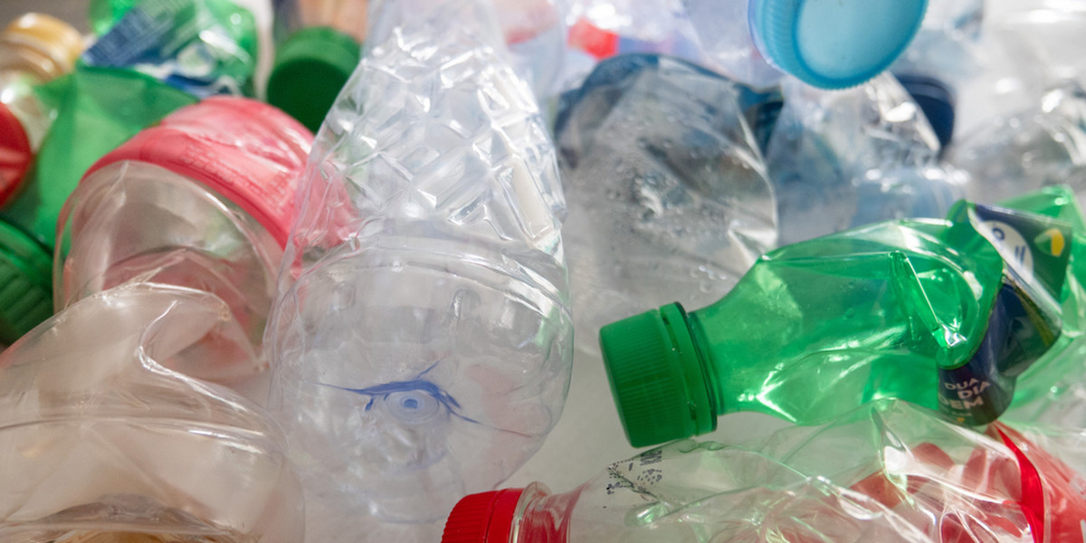Od lat 50. XX wieku wytworzyliśmy na świecie aż 9,2 mld ton plastiku, który niestety w większości - po jednorazowym użyciu - trafiał na wysypiska śmieci czy do oceanów.