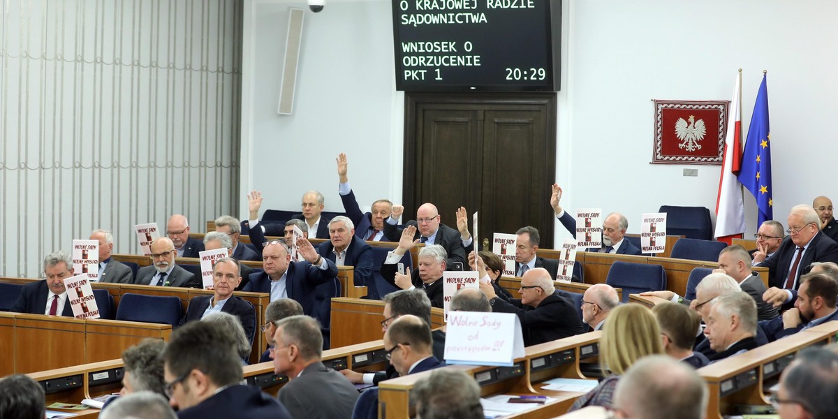 "PiS zhańbił Senat". Godzina próby prezydenta