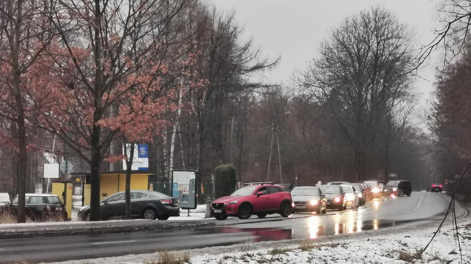 Kolejka przed punktem pobrań