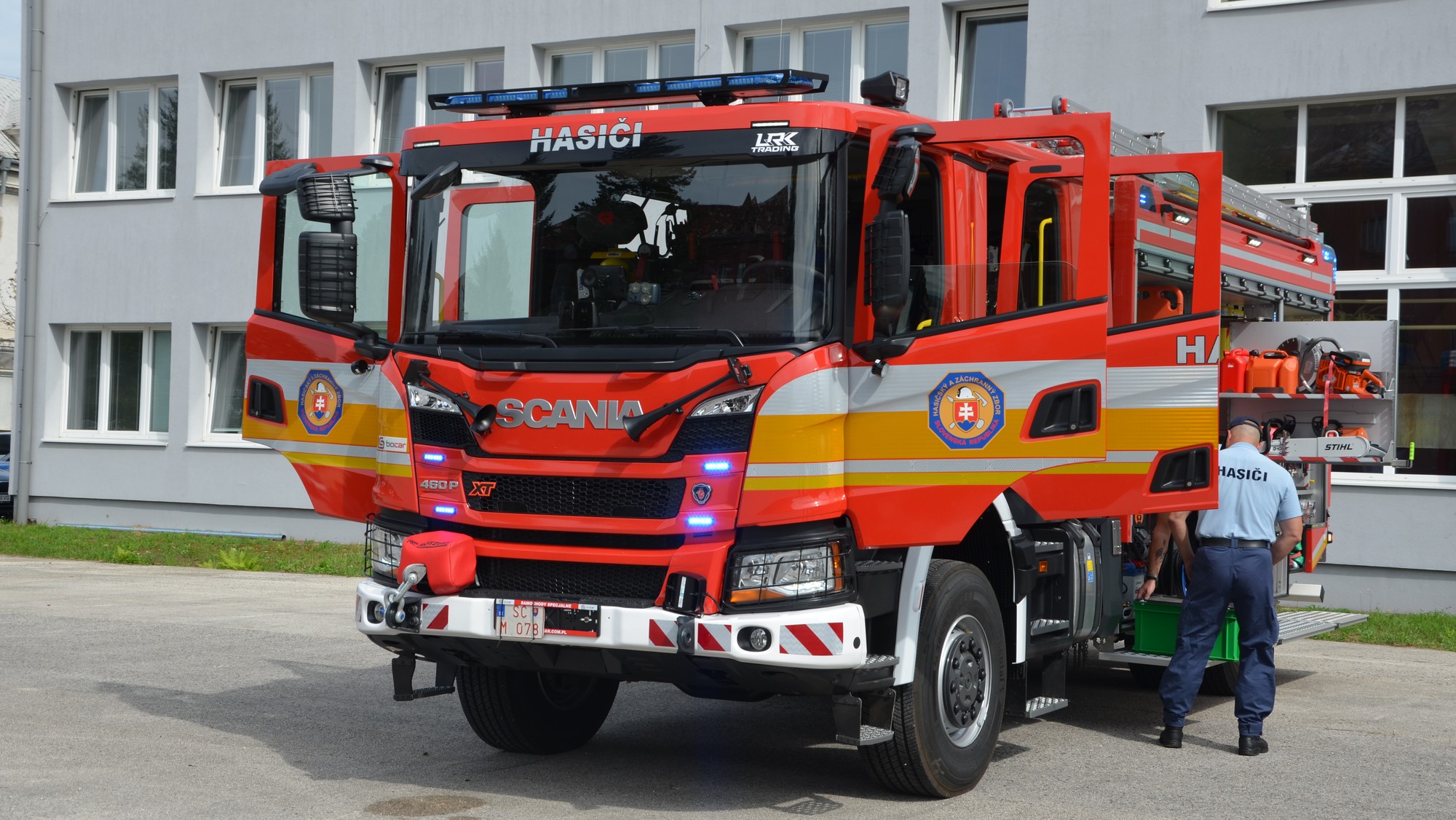 Prezident Hasičského a záchranného zboru Adrián Mifkovič predstavuje nové hasičské vozidlo, ktoré má byť dodané v najbližších dňoch