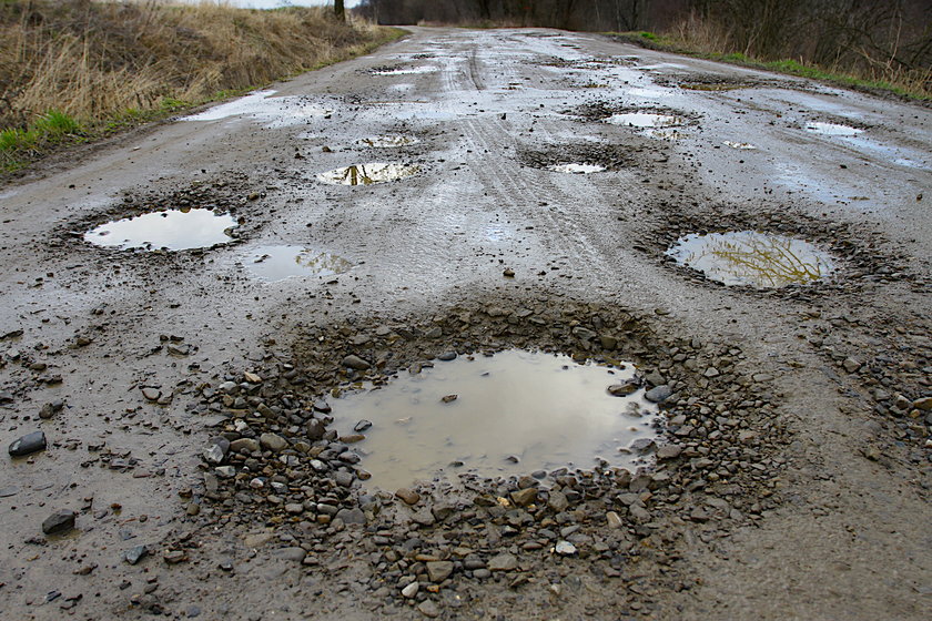  Dziurawa droga w Ujkowicach