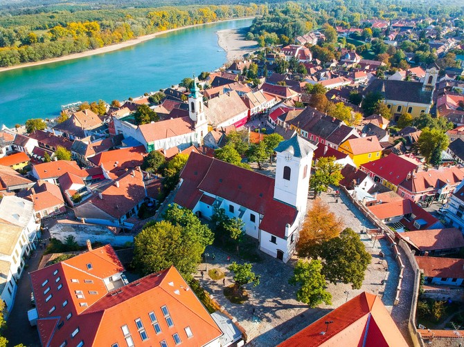 Sentandreja se nalazi na svega 20 kilometara severno od Budimpešte