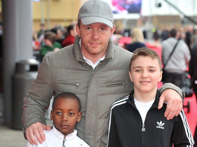 Guy Ritchie z synami Davidem i Rocco