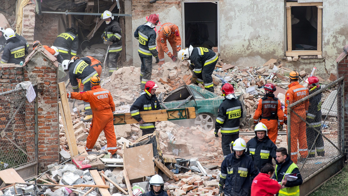 Świdnicka prokuratura będzie dziś kontynuować oględziny miejsca katastrofy budowlanej w Świebodzicach. W mieście trwa trzydniowa żałoba po śmierci sześciu osób, które w sobotę zginęły pod gruzami kamienicy.