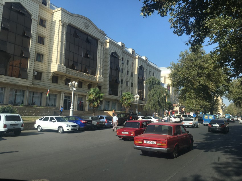 Ulica u Gandži i nezaobilazna lada