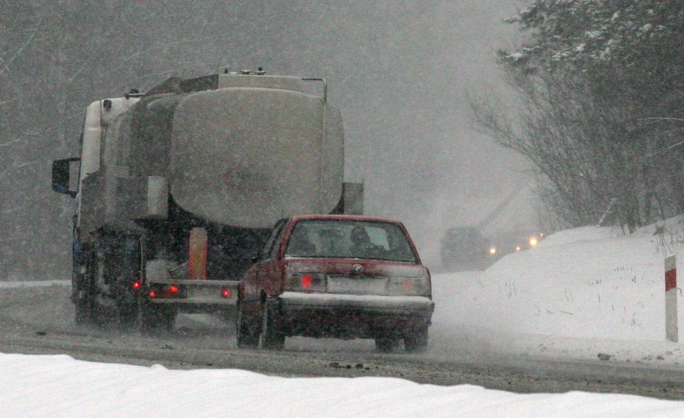 Obfite opady śniegu i fatalne warunki na drogach