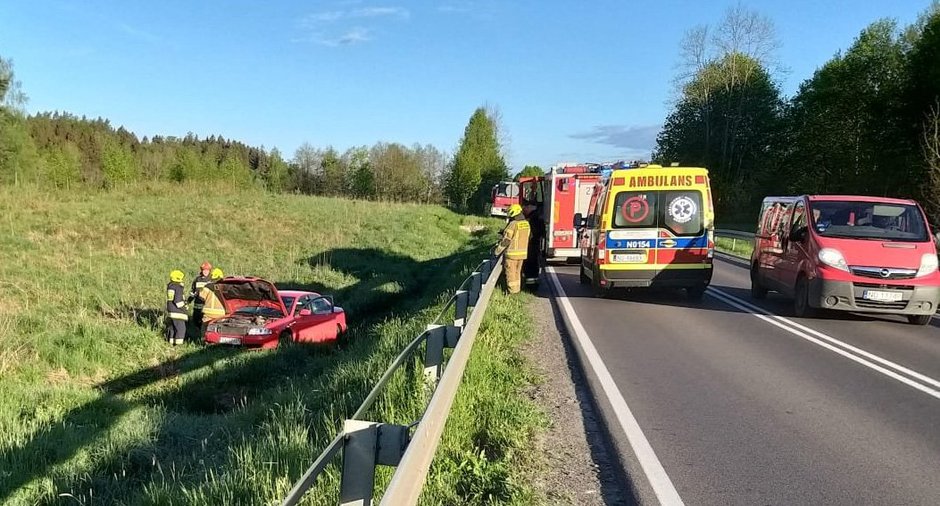 Wypadek na DK 51 pod Olsztynem. Kierowca audi uderzył w znak i zatrzymał się na łące [ZDJĘCIA]