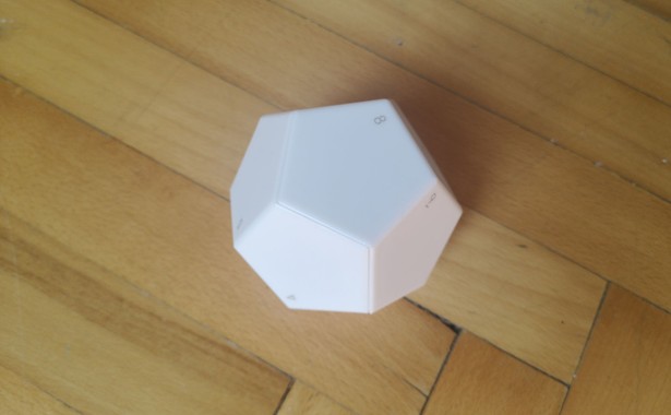 Przerośnięta kostka do gry. Oto pilot do podświetlanych paneli ściennych Aurora Nanoleaf