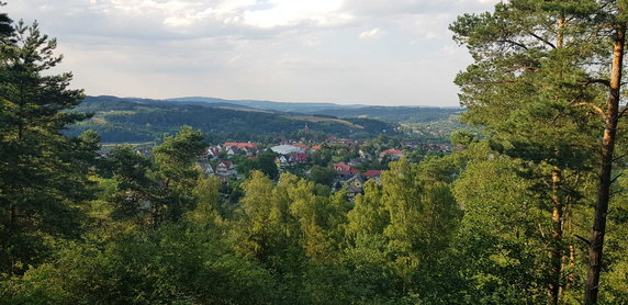 Widok na Ciężkowice spod Skałki z Krzyżem