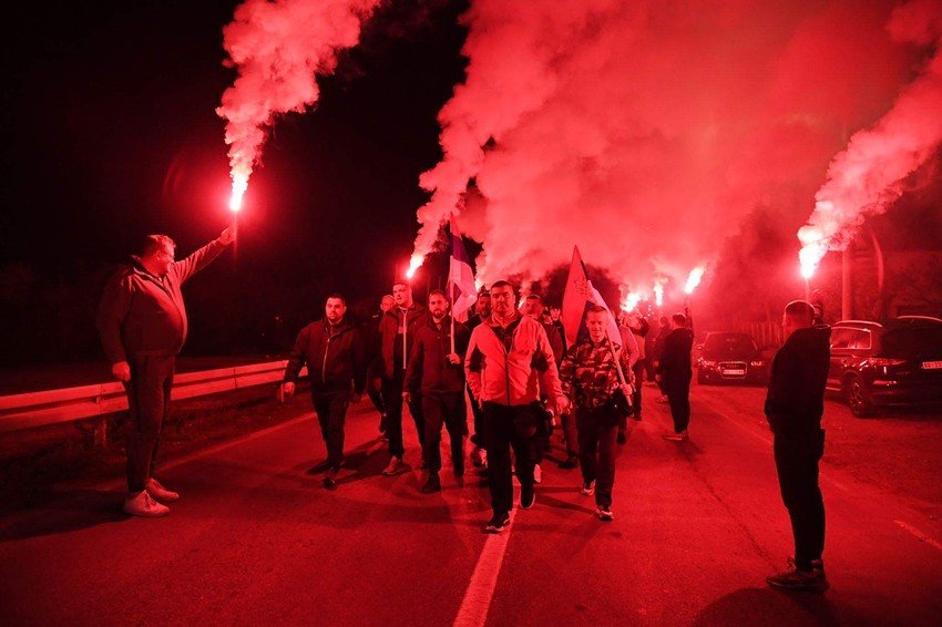 Srbi sa KiM koji pešače ka Novom Sadu