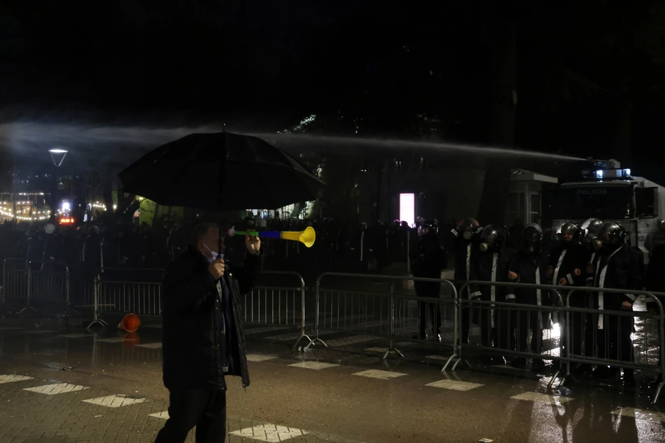 Sukob demonstranata i policije na protestu u Tirani