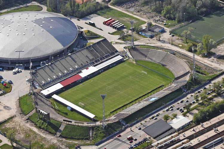 Widok na stadion piłkarski sportowy ŁKS przy Al Unii Lubelskiej.

Obok stadionu piłkarskiego ŁKS wybudowano halę widowiskowo-sportową Atlas Arena. Jest to największy tego typu obiektem w Polsce.