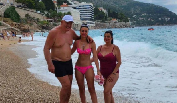Saška Karan sa mužem i sa ćerkom na letovanju