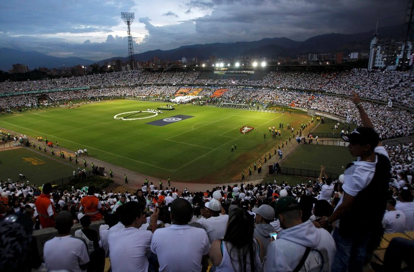 Trumny z ciałami zawodników i czuwanie na stadionie w Medellin