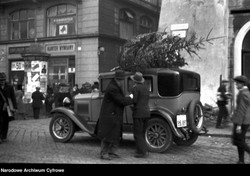 Święta w II RP. "Bombki na choince, jako niemiecki wymysł, były zakazane"