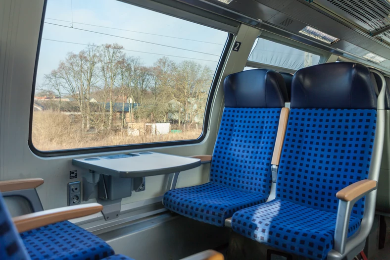 Obecnie wnętrze pociągu, w tym fotele, nie są usztywniane