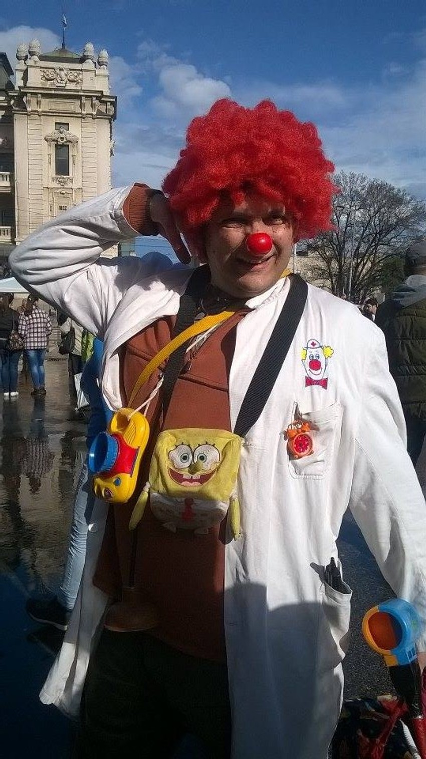 Okupljene mališane na Trgu republike zabavljali su i doktori klovnovi koji godinama obilaze bolnice i uveseljavaju decu