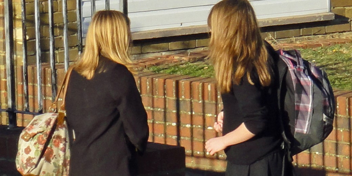 Brytyjskie uczennice w szkolnych mundurkach. Zdjęcie ilustracyjne