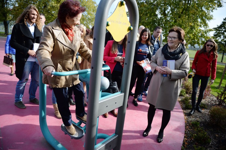 Ewa Kopacz obserwuje ćwiczących