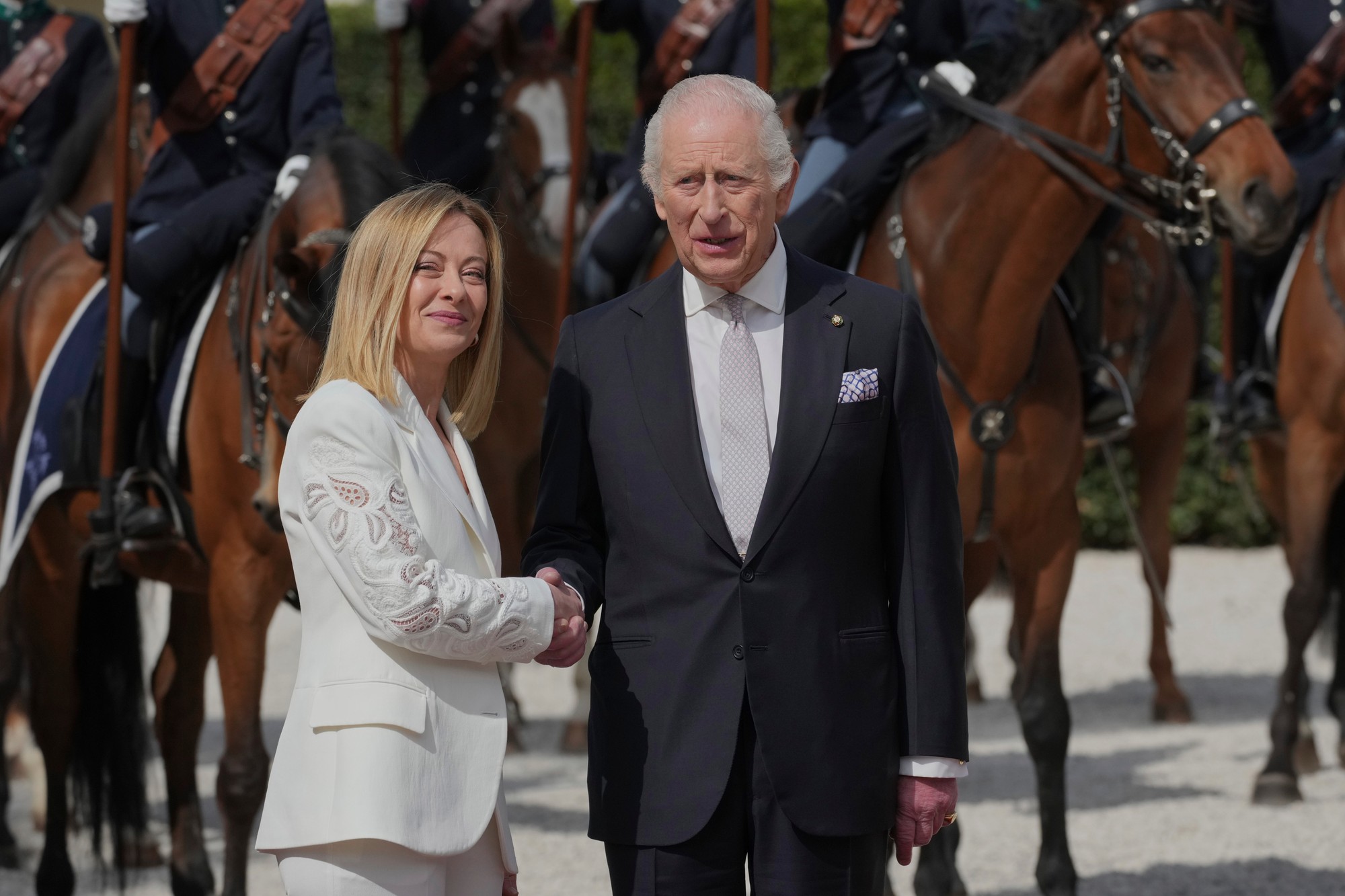 Britský kráľ Karol III. a talianska premiérka Giorgia Meloniová.