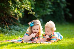 800 zł miesięcznie może trafiać na konto. Jak się ubiegać o świadczenie? Co z rozwiedzionymi rodzicami?