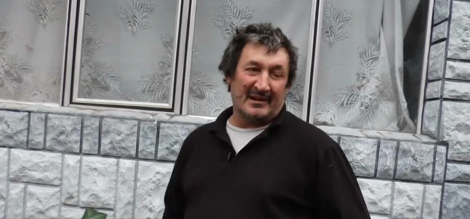 Dobrica ispred kuće