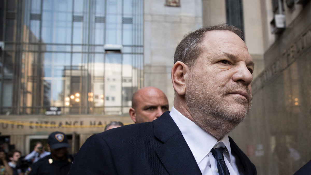 Harvey Weinstein żąda wycofania części zarzutów o molestowanie seksualne. Linią obrony jest błąd i niedopatrzenie w śledztwie policyjnym. Prawnik byłego producenta ujawnił "przyjazny" SMS, który jedna z oskarżycielek wysłała 7 miesięcy po napaści.