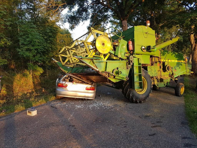 Wjechał autem pod kombajn